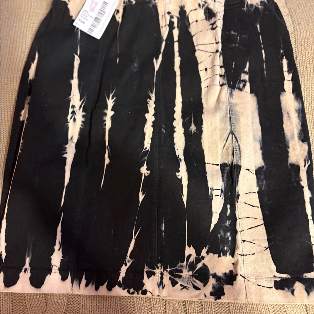 Chic Black and Cream Tie-Dye Mini Skirt